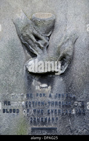 Detail aus stark verwittert und abgenutzte Denkmal im Kirchhof der St. Cuthbert in Edinburgh, Schottland, Großbritannien. Stockfoto