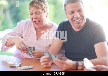Ältere männliche Spielkarten mit Schwester Stockfoto