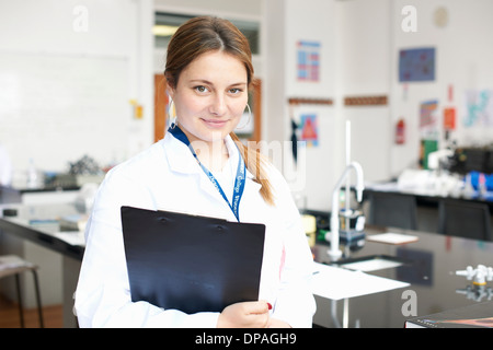 Porträt von Teenager-Mädchen mit Zwischenablage Stockfoto