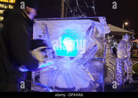 London, UK. 10. Januar 2014. Die 6. London Ice Sculpting Festival beginnt um Holz Wharf/Canary Wharf und läuft bis zum Sonntag, 12. Januar 2014. Internationale Teams treten im Eis Bildhauerei Wettbewerbe. Foto: Nick Savage/Alamy Live-Nachrichten Stockfoto