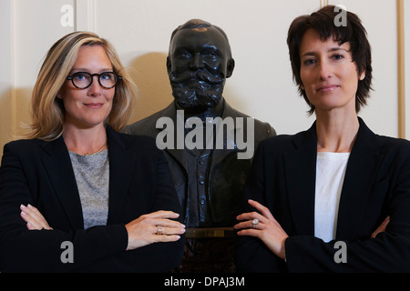 Porträt von zuversichtlich Berufsfrauen neben statue Stockfoto