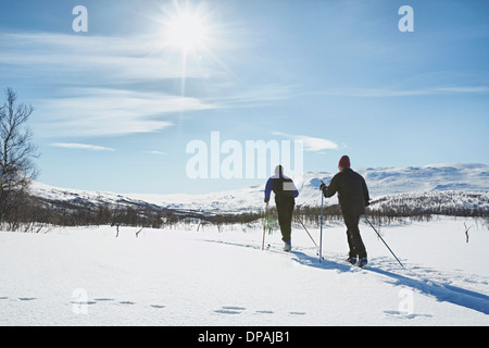 Zwei ältere Männer Langlauf, Hermavan, Schweden Stockfoto