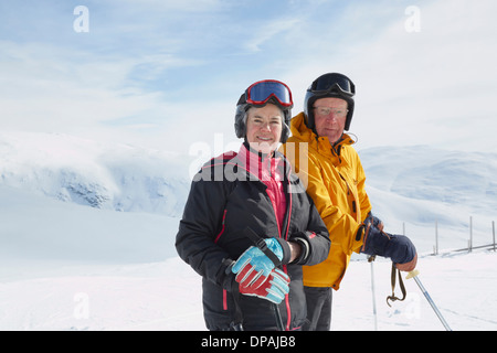 Porträt von älteres Paar Ski, Hermavan, Schweden Stockfoto