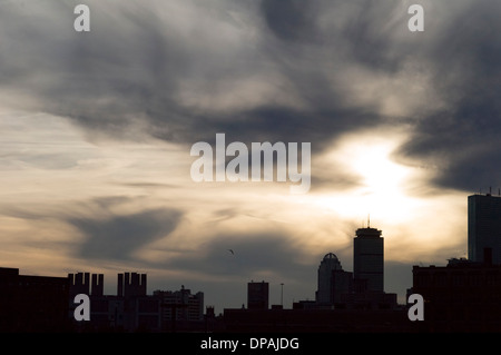 Skyline von Boston, MA. dramatische Wolken Stockfoto