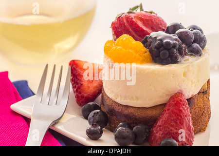 Mascarpone-Käsekuchen mit Erdbeeren, Heidelbeeren, Himbeeren und orange Stockfoto