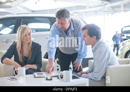 Beratung von paar im Autohaus Auto-Verkäufer Stockfoto