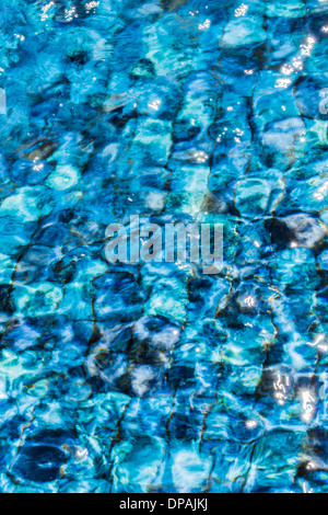 Bewegtes Wasser in blau geflieste pool Stockfoto