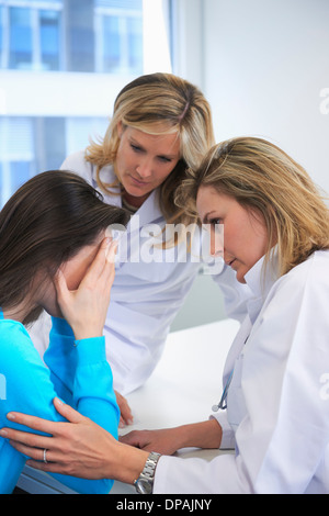 Ärztinnen, die Patienten beruhigend Stockfoto