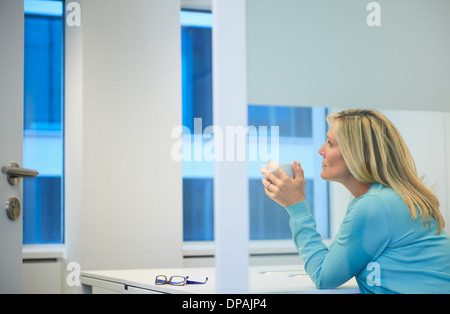 Geschäftsfrau, die Überstunden im Büro Stockfoto