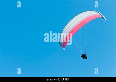 Tandem Gleitschirm gegen ein strahlend blauer Himmel Stockfoto