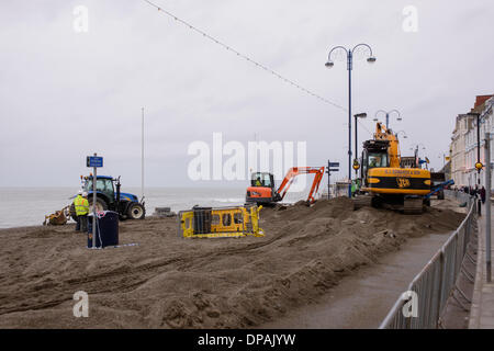 Aberystwyth, Wales, UK. 10. Januar 2014. Bereinigen und Reparaturarbeiten im Gange in Aberystwyth, Wales, 10. Januar 2014. Nach dem schweren Sturm und Brandung bei Aberystwyth in Wales, kostspieligen und umfangreichen reparieren und Aufräumen Arbeiten zur Wiederherstellung der Strandpromenade durchgeführt sind und Grad II aufgeführten Musikpavillon. Bildnachweis: Nigel Spooner/Alamy Live-Nachrichten Stockfoto