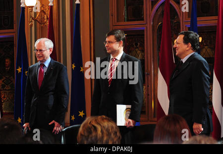 Riga, Lettland. 10. Januar 2014. (Von L bis R) EU-Ratspräsident Herman van Rompuy, lettische Premierminister Valdis Dombrovskis und EU-Kommissionspräsident Jose Manuel Barroso besuchen eine Konferenz Lettlands Eintritt in die Eurozone in Riga, Lettland, 10. Januar 2014. Bildnachweis: Guo Qun/Xinhua/Alamy Live-Nachrichten Stockfoto