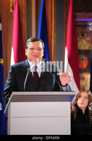 Riga, Lettland. 10. Januar 2014. EU-Kommissionspräsident Jose Manuel Barroso befasst sich eine Konferenz mit Kennzeichnung Lettlands Eintritt in die Eurozone in Riga, Lettland, 10. Januar 2014. Bildnachweis: Guo Qun/Xinhua/Alamy Live-Nachrichten Stockfoto