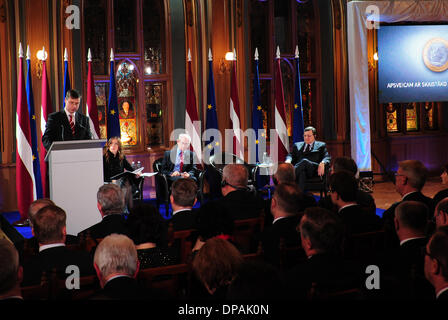 Riga, Lettland. 10. Januar 2014. Lettische Premierminister Valdis Dombrovskis (1., L) hält eine Rede als EU-Ratspräsident Herman van Rompuy (2., R) und EU-Kommissionspräsident Jose Manuel Barroso (1., R) während einer Konferenz Kennzeichnung Lettlands Eintritt in die Eurozone in Riga, Lettland, 10. Januar 2014 zu hören. Bildnachweis: Guo Qun/Xinhua/Alamy Live-Nachrichten Stockfoto