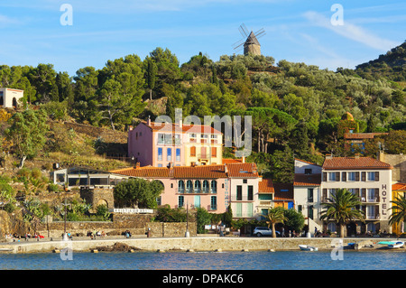 Mittelmeerküste in Collioure Dorf mit Hotel-Restaurant und eine Windmühle an der Spitze des Hügels, Pyrenäen Orientales Frankreich Stockfoto