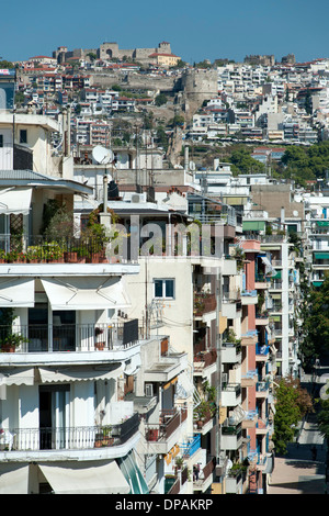 Blick nach Norden vom weißen Turm (Lefkos Pyrgos) der Häuser und Gebäude in Thessaloniki, Griechenland. Stockfoto