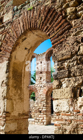 Blick auf den Turm der Kirche Hagia Sophia durch den Torbogen. Nessebar. Bulgarien. Stockfoto