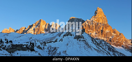 Sonnenuntergang Sonnenlicht auf die Pale di San Martino Berg Gruppe. Passo Rolle. Cimon della Pala, Vezzana gipfeln. Die Dolomiten des Trentino. Passo Rolle. Italien. Stockfoto