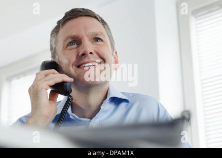 Reife Geschäftsmann auf Festnetz-Telefon Stockfoto