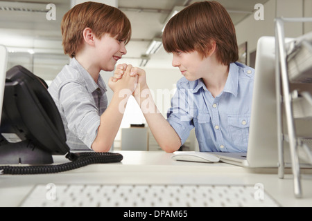 Zwei jungen Armdrücken im Büro Stockfoto