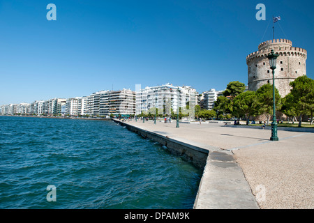 Blick auf den weißen Turm (Lefkos Pyrgos) und die Uferpromenade und Gebäude auf Nikis Avenue in Thessaloniki, Griechenland. Stockfoto