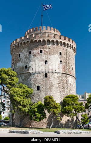 Der weiße Turm (Lefkos Pyrgos) an der Uferpromenade in Thessaloniki, Griechenland Stockfoto