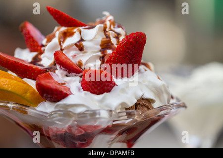 Lecker Vanille Eisbecher mit Erdbeer-Shooting mit kurzen DOF Stockfoto