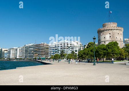 Blick auf den weißen Turm (Lefkos Pyrgos) und die Uferpromenade und Gebäude auf Nikis Avenue in Thessaloniki, Griechenland. Stockfoto