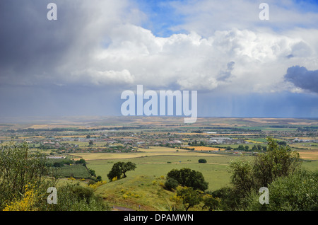 Regen über dem fruchtbaren Tal Stockfoto