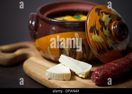 Schmortopf mit Wurst und Käse Stockfoto