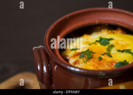 Schmortopf mit Wurst und Käse Stockfoto