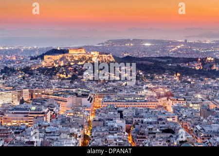 Abenddämmerung Blick auf den Parthenon und die Akropolis in Athen, die Hauptstadt von Griechenland. Stockfoto