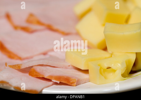 Geschnittene Fleisch Vorspeisen und Käse im Teller Stockfoto