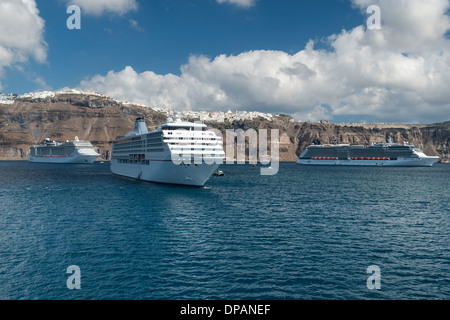 Blick auf das Dorf von Fira und Kreuzfahrt-Schiffe vor der Küste der griechischen Insel Santorini verankert. Stockfoto