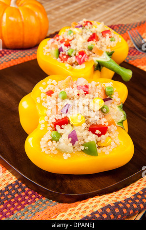 Zwei gelbe Paprika gefüllt mit Quinoa und Gemüse Stockfoto