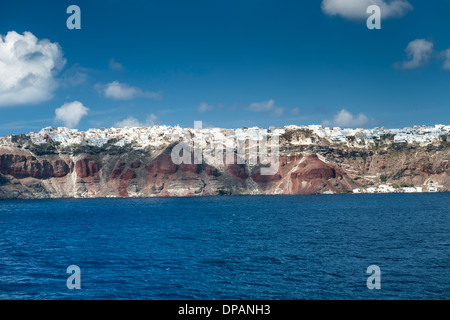 Blick auf den alten Hafen und Dorf Fira auf der griechischen Insel Santorin. Stockfoto