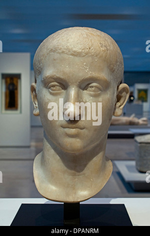 Römische Marmorporträtbüste des jungen Kaisers Severus Alexander (Regierungszeit 222–235 n. Chr.), des letzten Herrschers der Severaner Dynastie Louvre Museum in Paris Stockfoto