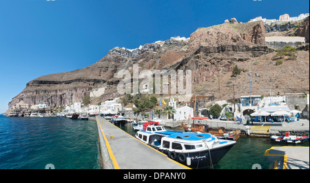 Der alte Hafen von Fira auf der griechischen Insel Santorin. Stockfoto