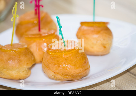 Süße saftige Kuchen Dessert zum Verzehr bereit. Stufen Stockfoto