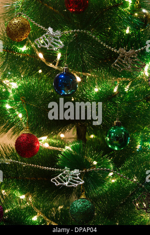 Grünen Weihnachtsbaum mit Lichtern dekoriert Stockfoto