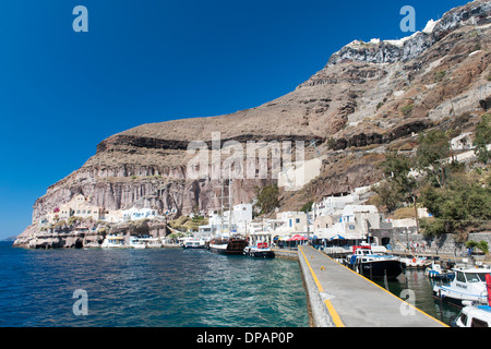 Der alte Hafen von Fira auf der griechischen Insel Santorin. Stockfoto