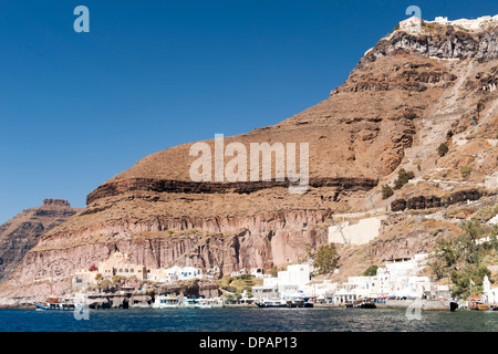 Der alte Hafen von Fira auf der griechischen Insel Santorin. Stockfoto