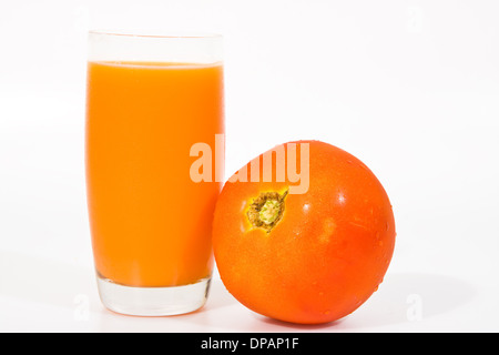 Isolierte Bild von einem Glas Tomatensaft und Tomaten auf weiß. Stockfoto