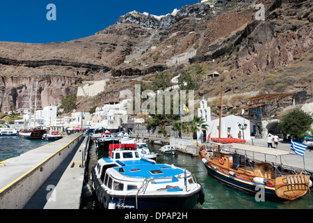 Der alte Hafen von Fira auf der griechischen Insel Santorin. Stockfoto