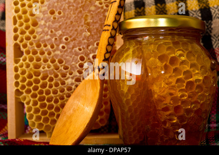 Gläser von Honig und Waben. Honigprodukte Stockfoto