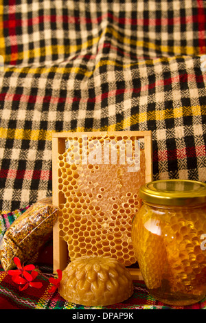 Gläser von Honig und Waben. Honigprodukte Stockfoto