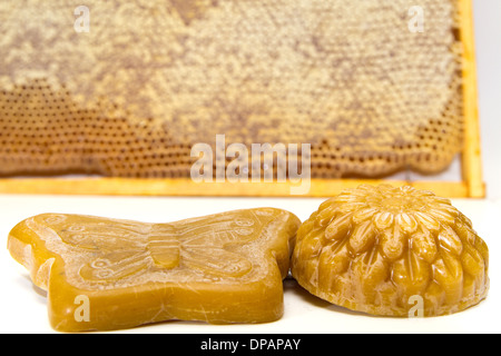 Waben mit Honig. Bild isoliert auf weißem Hintergrund. Stockfoto