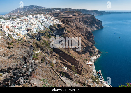 Blick auf den alten Hafen und Dorf Fira auf der griechischen Insel Santorin. Stockfoto