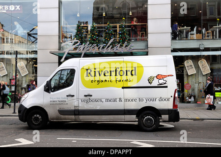 Riverford Bio Bauernhöfe Van vor Schnitzeljagd auf dem Weg zum Gemüse liefern Boxen Tottenham Court Road Central London England Stockfoto