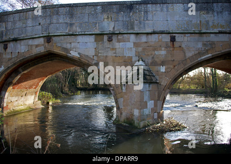 Alte Steinbrücke über den Fluss Yare Cringleford Norwich Norfolk England Stockfoto